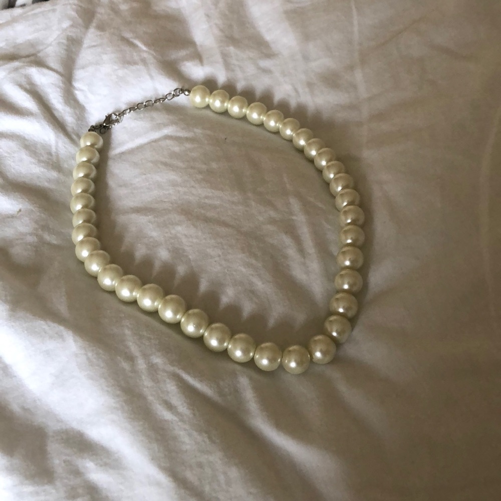 Statement pearl necklace